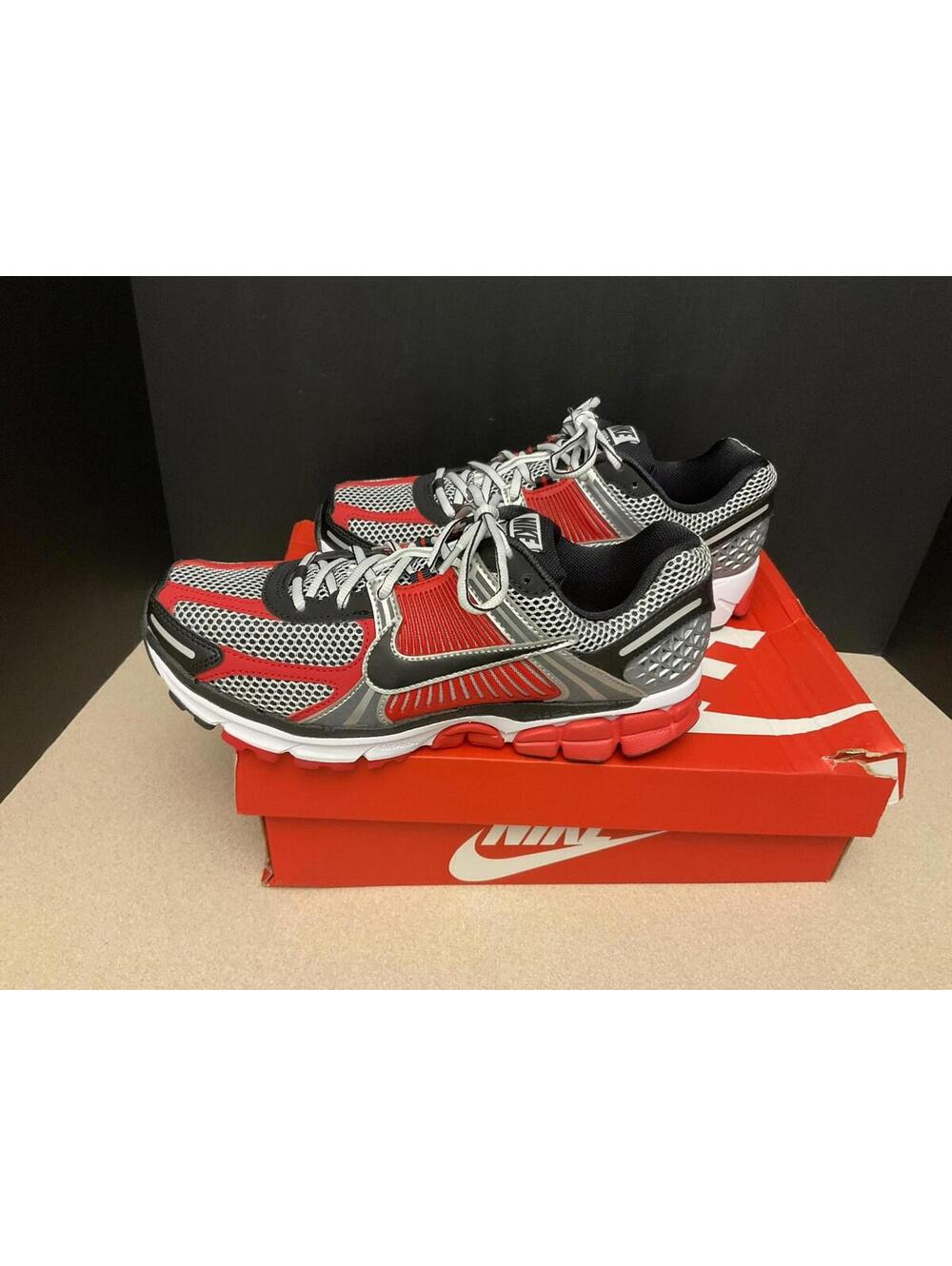 New! Mens Nike Zoom Vomero 5 Metallic Silver/Red/Black Running Shoes. Size 8.5. - Picture 6 of 9